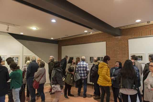 Público recorriendo la exposición de 2019 en la Escuela de Arte Talavera