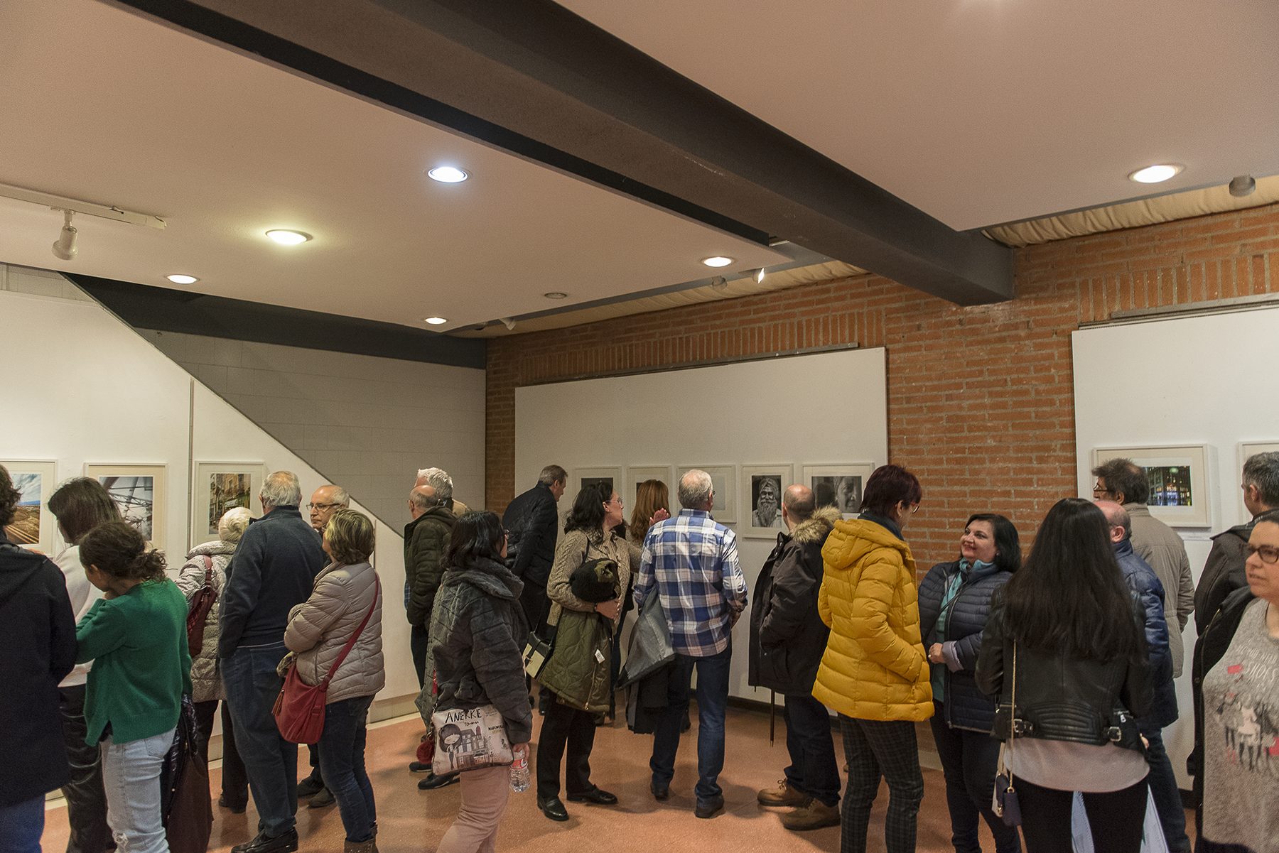 Público en la Sala de Exposiciones de la Escuela de Arte