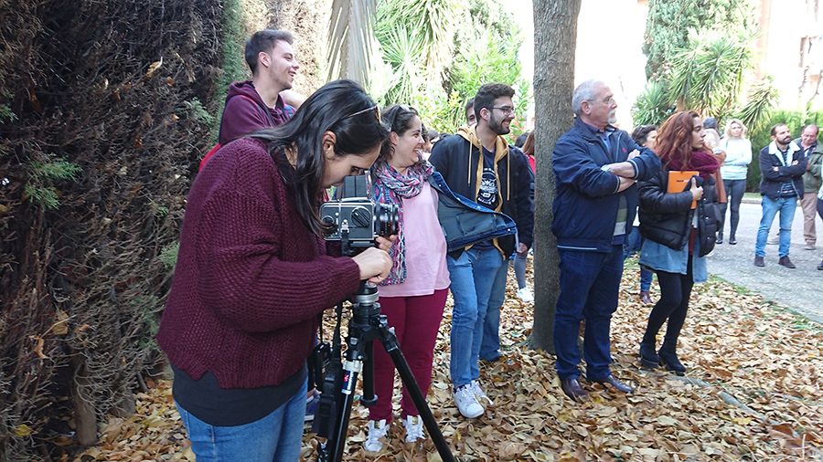 Participantes de un taller fotografiando en exterior con trípode