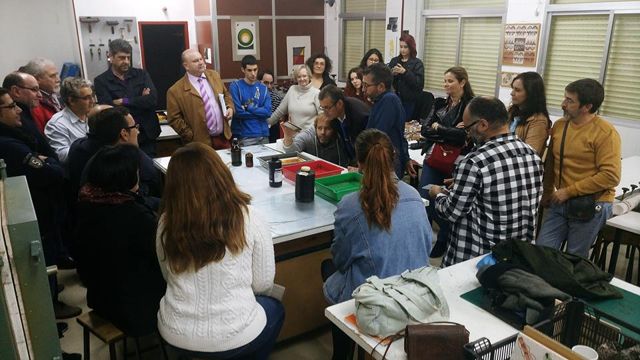 Participantes del taller de técnicas antiguas alrededor de una mesa