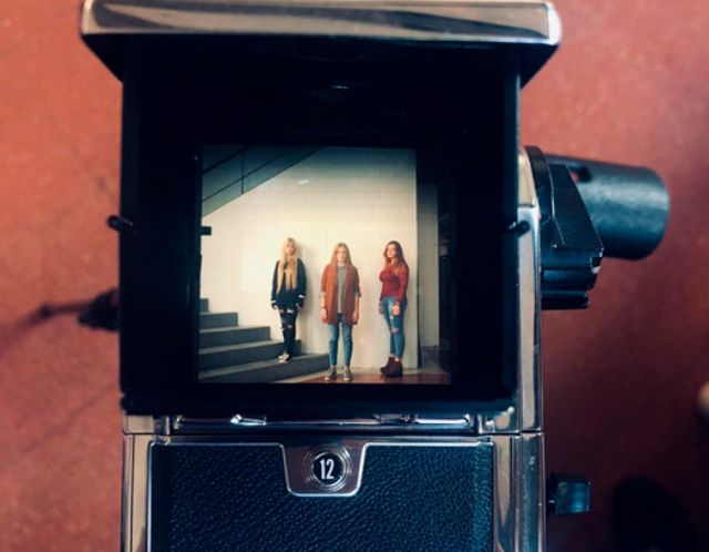 Sesión de retrato vista a través del visor de una cámara de medio formato